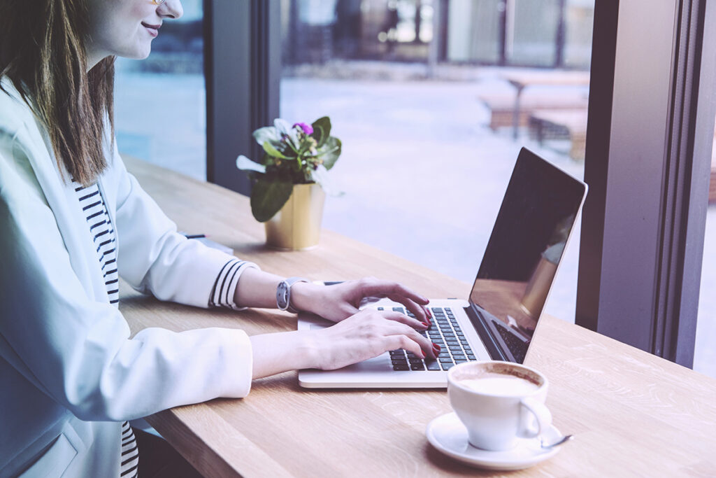 digital nomad entrepreneur working in a cafe contemplating setting up a US LLC